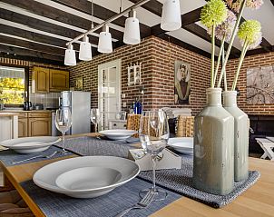 Elegante eettafel in Vakantiehuis Haus Anni, Hansweert, Zuid-Beveland, voor gezellige maaltijden.