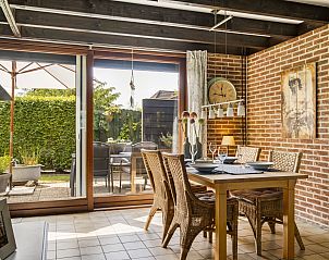 Gezellige eetkamer met tuinzicht in Vakantiehuis Haus Anni, Hansweert, Zuid-Beveland.