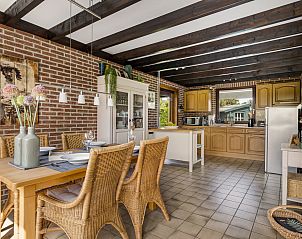 Ruime eetkamer met houten details in Vakantiehuis Haus Anni, Hansweert, Zuid-Beveland.