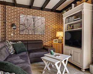 Comfortabele zithoek in de woonkamer van Vakantiehuis Haus Anni, Hansweert, Zuid-Beveland.