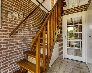 Houten trap in Vakantiehuis Haus Anni, Hansweert, Zuid-Beveland, leidt naar bovenverdieping.