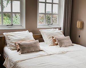 Comfortabele slaapkamer met uitzicht in Vakantiehuisje in Lewedorp, Zeeland.