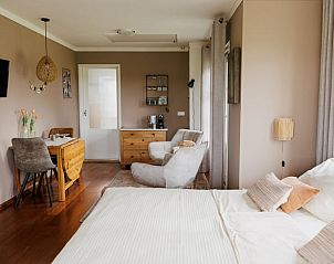 Ruime binnenruimte in Vakantiehuisje in Lewedorp, Zuid-Beveland.