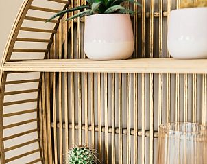 Decoratieve plank in Vakantiehuisje in Lewedorp, Zuid-Beveland, Zeeland.