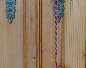 Houten kastdetails in Vakantiehuisje in Lewedorp, Zuid-Beveland.