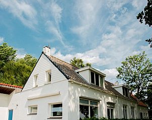 Charmant Vakantiehuisje in Lewedorp, Zuid-Beveland, Zeeland met zonnige gevel en omringd door groene natuur.