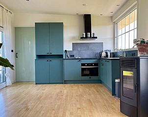 Moderne keuken in Vakantiehuis in Lewedorp, uitgerust voor comfortabel koken in Zuid-Beveland, Zeeland.