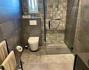 Stijlvolle badkamer met inloopdouche in Vakantiehuis in Lewedorp, luxe in Zuid-Beveland, Zeeland.