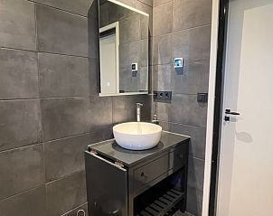 Moderne wastafel in de badkamer van Vakantiehuis in Lewedorp, elegantie in Zuid-Beveland, Zeeland.