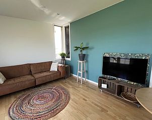 Woonkamer met televisie in Vakantiehuis in Lewedorp, entertainment in Zuid-Beveland, Zeeland.