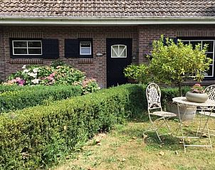 Charmant terras bij Vakantiehuisje in Vlake, Zuid-Beveland met tuinmeubilair.