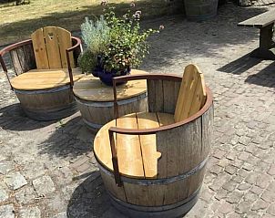 Unieke houten stoelen op het terras van Vakantiehuisje in Vlake, Zuid-Beveland.