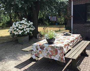 Grote picknicktafel in de tuin van Vakantiehuisje in Vlake, Zuid-Beveland.