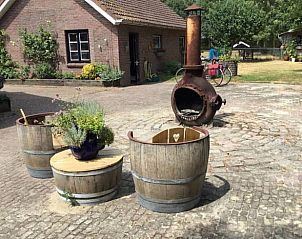 Gezellige zithoek met houtkachel bij Vakantiehuisje in Vlake, Zuid-Beveland.