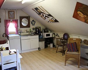 Knusse keuken in Vakantiehuisje in Vlake, Zuid-Beveland met eethoek.