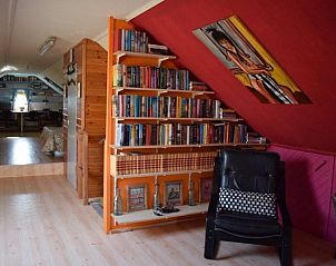 Boekenkast en leeshoek in Vakantiehuisje in Vlake, Zuid-Beveland.