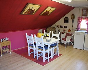 Eetkamer in Vakantiehuisje in Vlake, Zuid-Beveland met kleurrijke muren.