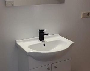 Moderne wastafel in badkamer van Vakantiehuisje in Vlake, Zuid-Beveland.