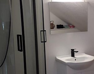 Badkamer met douche en wastafel in Vakantiehuisje in Vlake, Zuid-Beveland.