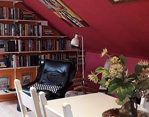 Leeshoek met boekenkast in Vakantiehuisje in Vlake, Zuid-Beveland.