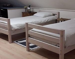 Comfortabele slaapkamer met twee bedden in Vakantiehuisje in Vlake, Zuid-Beveland.