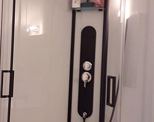 Moderne douche in badkamer van Vakantiehuisje in Vlake, Zuid-Beveland.