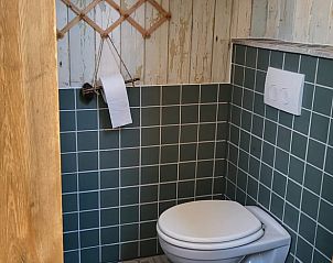Stijlvolle badkamer in Vakantiehuisje in Rilland, Zuid-Beveland, Zeeland, met moderne tegelafwerking en rustieke houten accenten.