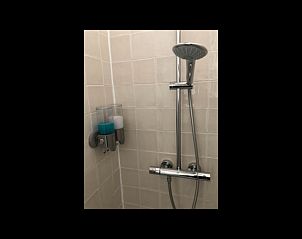 Douche in Vakantiehuisje in Oud-Alblas biedt comfort in Alblasserwaard, Zuid-Holland.