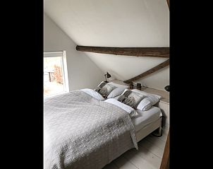 Gezellige slaapkamer in Vakantiehuisje in Oud-Alblas met landelijke details, Alblasserwaard, Zuid-Holland.