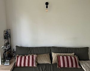 Lichte binnenruimte van Vakantiehuisje in Oud-Alblas met uitzicht op tuin, Alblasserwaard, Zuid-Holland.