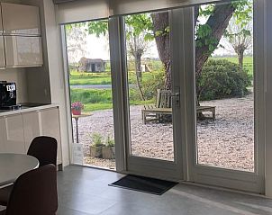 Keuken en eetgedeelte in Vakantiehuisje in Oud-Alblas met uitzicht op groene omgeving, Alblasserwaard, Zuid-Holland.