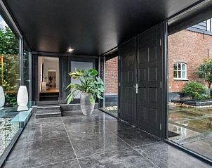 Elegante entree van Het Vinkenest bungalow in Oud-Alblas, Zuid-Holland met moderne glazen details en stijlvolle inrichting.