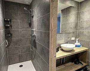 Moderne badkamer met douche in vakantiehuis Streefkerk, Zuid-Holland.