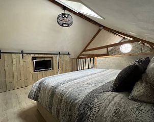 Knusse slaapkamer met televisie in vakantiehuis Streefkerk, Alblasserwaard.