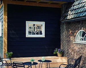Buitenruimte met zitgedeelte bij vakantiehuis Streefkerk, Zuid-Holland.