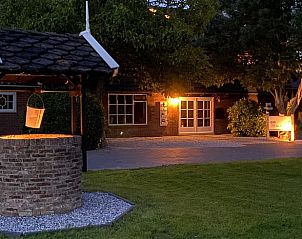 Romantische avondverlichting bij vakantiehuis Streefkerk, Alblasserwaard.