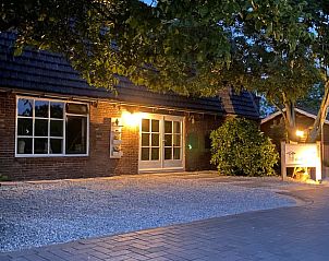 Verlichte entree van vakantiehuis Streefkerk, Zuid-Holland, in de avond.