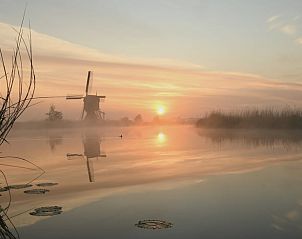 Prachtige zonsopgang bij molen in de buurt van vakantiehuis Streefkerk, Alblasserwaard.
