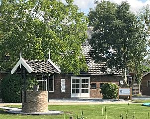 Buitenzijde van vakantiehuis Streefkerk, Zuid-Holland, met traditionele details.