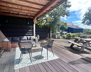 Ruim terras van Vakantiehuisje in Streefkerk met uitzicht op de tuin in Alblasserwaard.