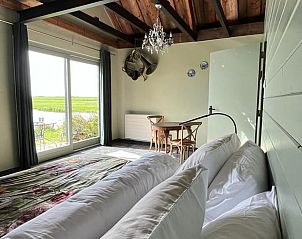 Uitzicht vanuit slaapkamer Huisje in Stolwijk, vakantiehuis in Alblasserwaard met landelijke charme.