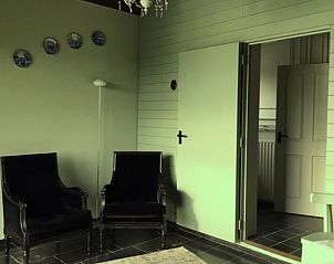 Stijlvolle zithoek in Huisje in Stolwijk, vakantieaccommodatie in Zuid-Holland met klassieke meubels.
