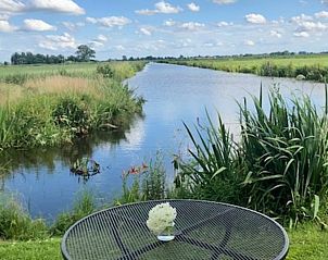 Rustgevend uitzicht op het water bij Huisje in Stolwijk, vakantieaccommodatie in Alblasserwaard.