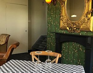 Eetruimte in Vakantiehuis in Stolwijk met elegant gedekte tafel, Alblasserwaard, Zuid-Holland.