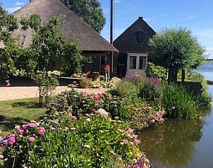 Rustieke omgeving van Vakantiehuis in Stolwijk met water en groene natuur, Alblasserwaard, Zuid-Holland.