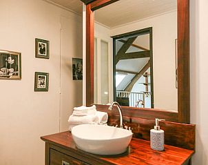 Stijlvolle badkamer in vakantiehuis Stolwijk met houten details, Alblasserwaard, Zuid-Holland.