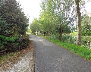 Lommerrijke weg nabij vakantiehuis Stolwijk voor wandelingen, Alblasserwaard, Zuid-Holland.