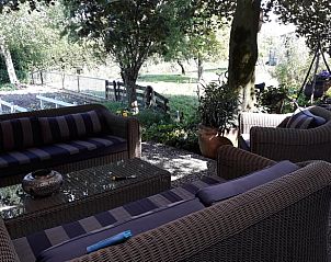 Gezellig terras met uitzicht op natuur bij vakantiehuis Stolwijk, Alblasserwaard, Zuid-Holland.