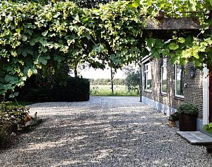 Ingang van vakantiehuis Stolwijk omgeven door groen, Alblasserwaard, Zuid-Holland.