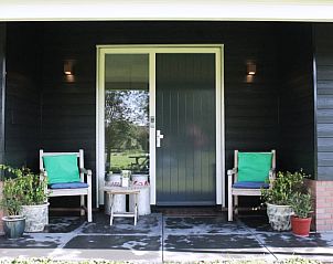 Ingang van Vakantiehuis in Stolwijk, gezellig terras met stoelen in Alblasserwaard, Zuid-Holland.